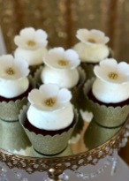 Matching cupcakes by Flour & Flowers by MK